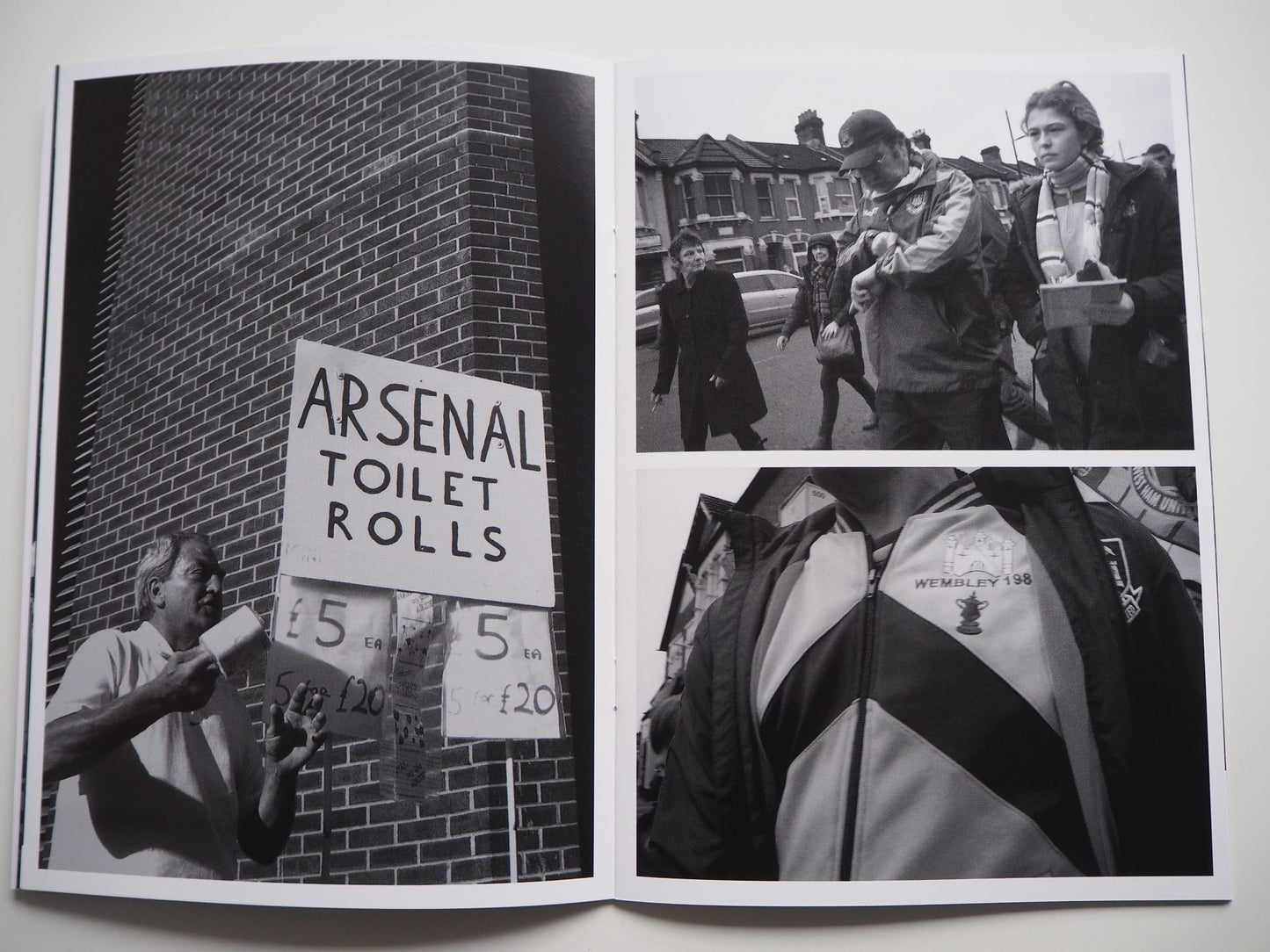 IMG 1: Lower Block Long Live The Boleyn reportage fotografico West Ham Taff Manton
IMG 2: Lower Block Boleyn documentario visivo Upton Park cultura da stadio
IMG 3: Lower Block Long Live The Boleyn fotografia documentaria terraces Hammers
IMG 4: Lower Block Boleyn magazine fotografico cultura casual West Ham
IMG 5: Lower Block Long Live The Boleyn reportage stadio Londra Taff Manton