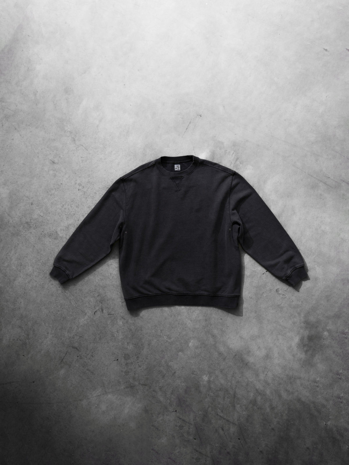 The One Sweatshirt Jet Black di -1 Nordic Denim, vista frontale della felpa girocollo nera