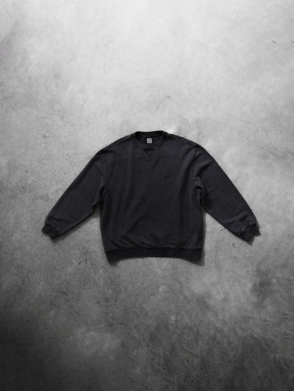 The One Sweatshirt Jet Black di -1 Nordic Denim, vista frontale della felpa girocollo nera