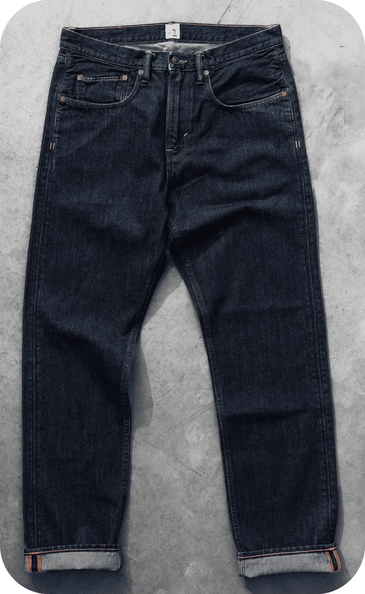 Jeans -1 Nordic Denim blu scuro, vista frontale con fondo risvoltato