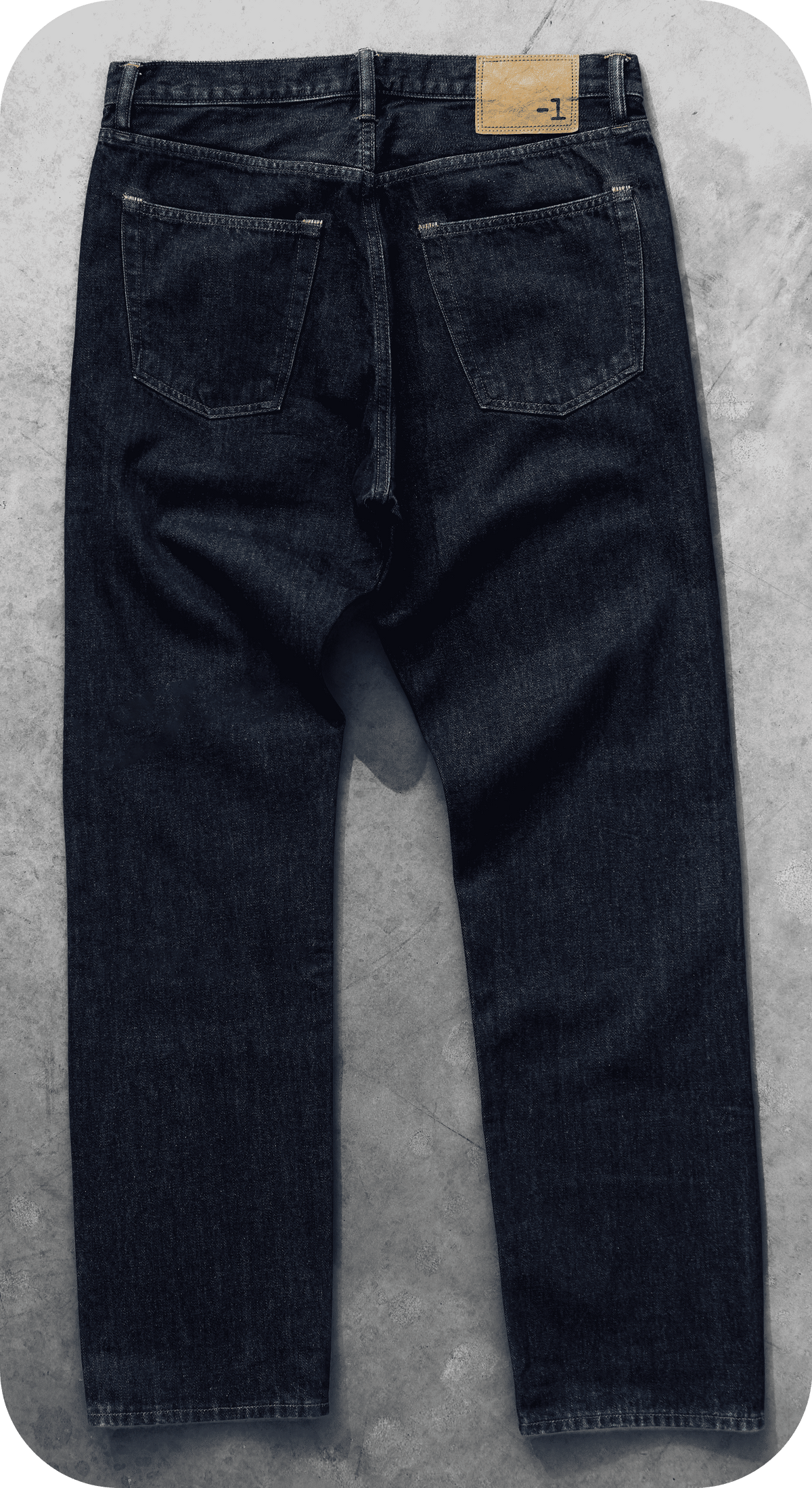 Jeans blu scuro -1 Nordic Denim, vista posteriore con tasche e patch