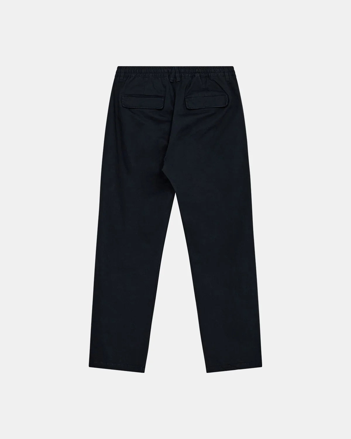 Vista frontale flat lay dei pantaloni Anerkjendt AKJAN Cotton Pleat Ela Pants in Navy Blue su sfondo grigio chiaro: pantaloni uomo vita elastica con coulisse laccetto scuro doppia pinces frontale tasche laterali a filetto e gamba tapered con patch etichetta rotonda Anerkjendt sulla vita