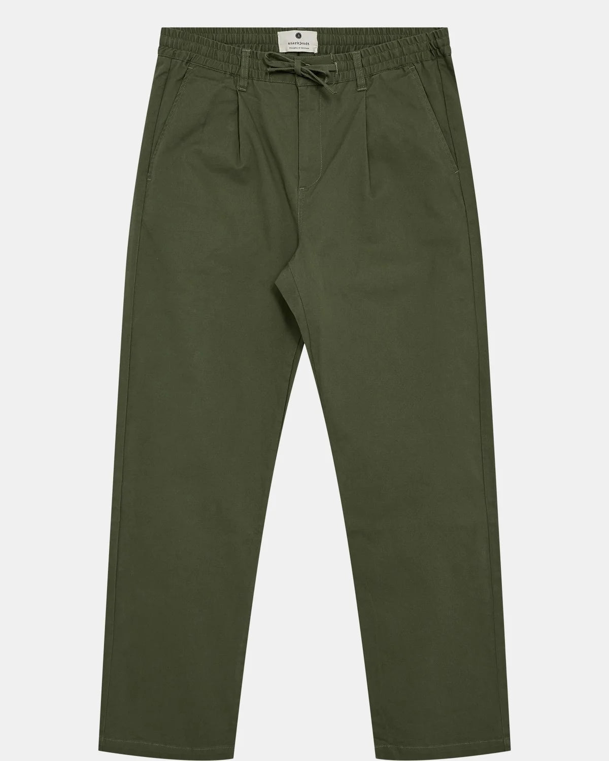 Vista frontale flat lay dei pantaloni Anerkjendt AKJAN Cotton Pleat Ela Pants in Khaki Sand su sfondo grigio chiaro: pantaloni uomo cotone beige sabbia vita elasticizzata coulisse con laccetto chiaro doppia pinces frontale tasche a filetto gamba tapered e patch Anerkjendt