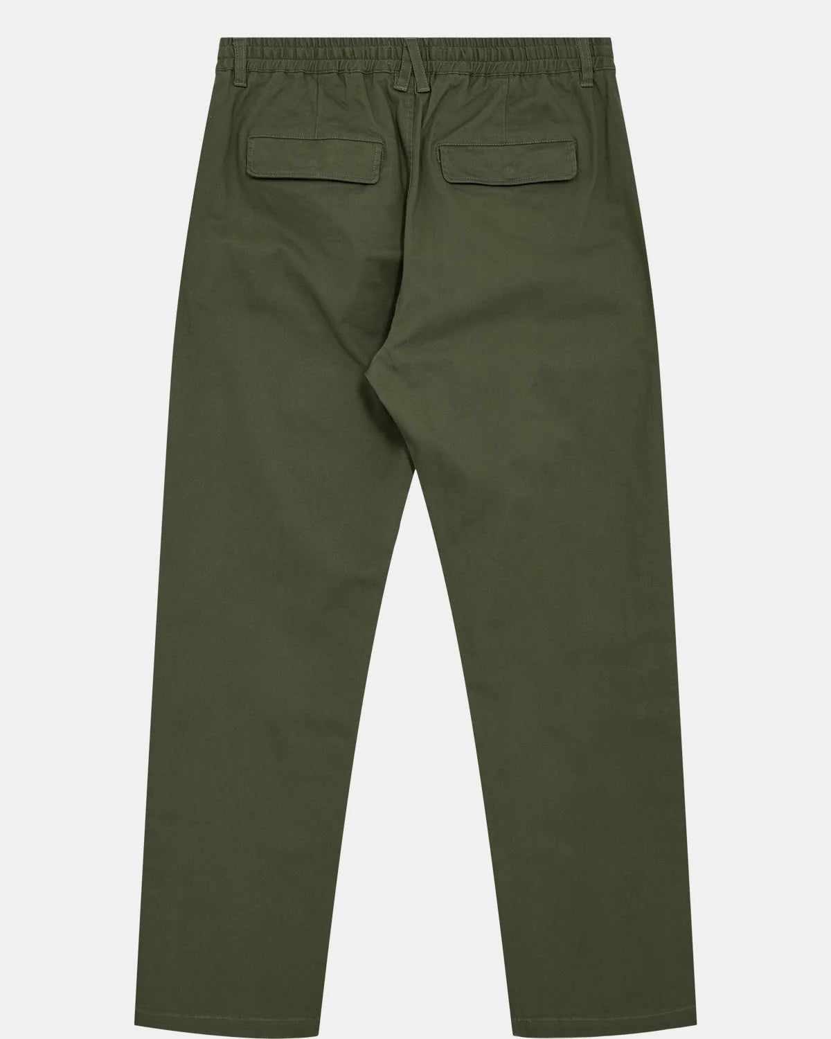 Vista posteriore flat lay dei pantaloni Anerkjendt AKJAN Cotton Pleat Ela Pants in Khaki Sand su sfondo grigio chiaro: retro dei pantaloni uomo cotone beige sabbia con vita elastica due tasche posteriori con pattina patch etichetta metallica Anerkjendt e gamba tapered