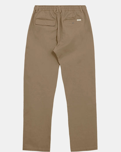 Vista posteriore flat lay dei pantaloni Anerkjendt AKJAN Cotton Pleat Ela Pants in una seconda variante su sfondo grigio chiaro: retro pantaloni uomo vita elastica due tasche posteriori con pattina gamba tapered in cotone e patch etichetta metallica Anerkjendt cucita al retro