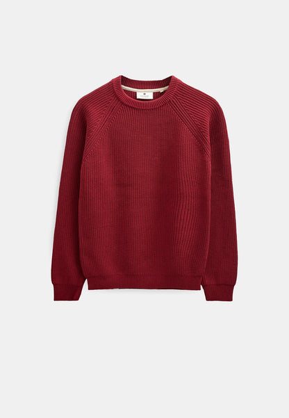 Vista frontale flat lay del maglione Anerkjendt AKSUNE Patent Knit in colorazione bordeaux scuro su sfondo bianco: maglione uomo a costine verticali con collo rotondo ribbed maniche raglan e etichetta interna Anerkjendt visibile