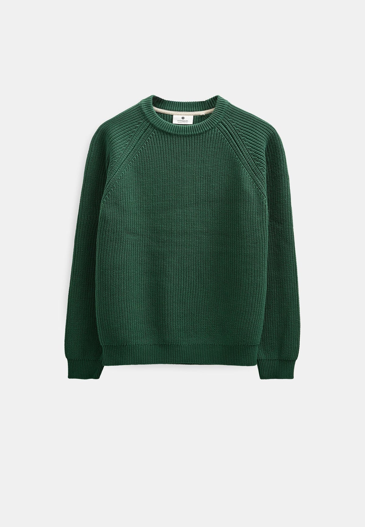 Modello maschile con cappellino verde oliva indossa il maglione Anerkjendt AKSUNE Patent Knit rosso bordeaux con pantaloni neri wide-leg e sneaker grigie: vista frontale intera testa-piedi su sfondo bianco che mostra il fit regular del maglione a costine
