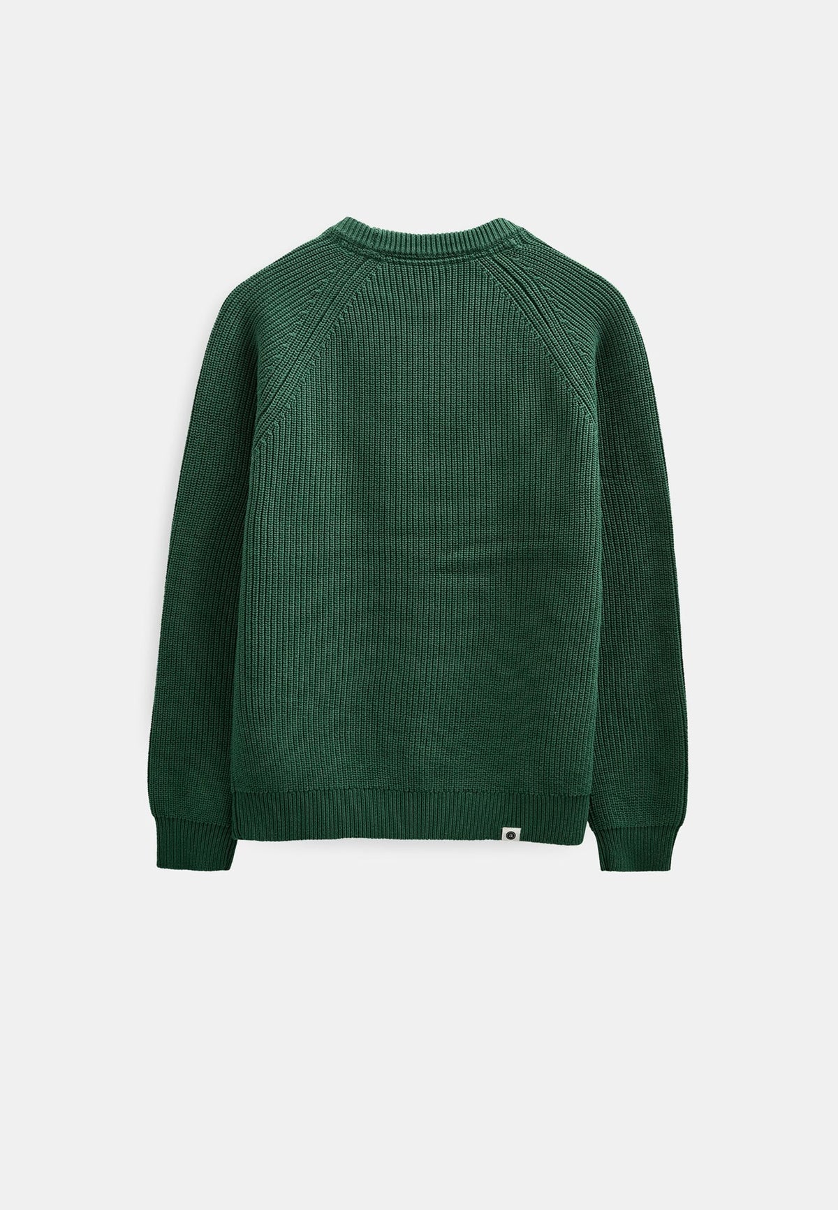 Dettaglio ravvicinato del petto e della spalla raglan del maglione Anerkjendt AKSUNE Patent Knit rosso bordeaux indossato dal modello: zoom sulla texture a costine verticali fitte e sulla cucitura raglan diagonale che parte dal collo