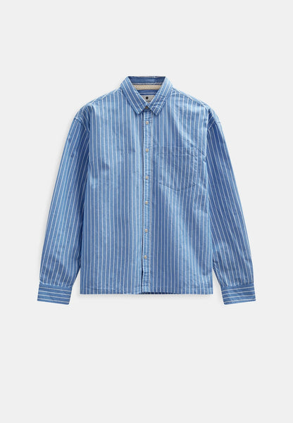 Vista posteriore flat lay della Anerkjendt AKOTTO Poplin Stripe LS Shirt in tonalità denim indigo: retro della camicia uomo a righe bianche su fondo blu scuro con yoke posteriore piega centrale e polsini a doppio bottone su sfondo bianco