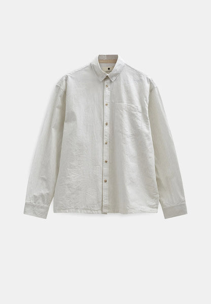 Vista posteriore flat lay della Anerkjendt AKOTTO Poplin Stripe LS Shirt in Bright White: camicia uomo a righe verticali sottili grigio-blu su fondo bianco avorio con yoke posteriore con piega centrale e polsini a doppio bottone perlato su sfondo grigio chiaro
