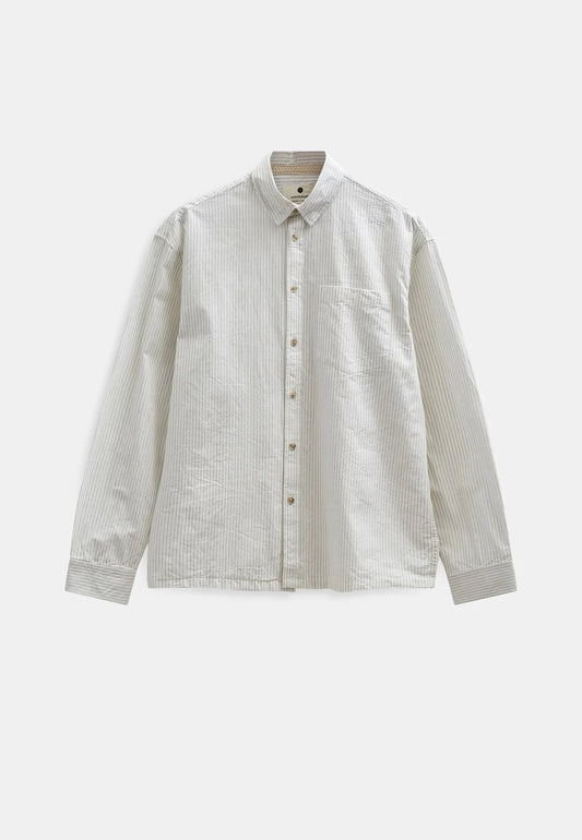 Vista posteriore flat lay della Anerkjendt AKOTTO Poplin Stripe LS Shirt in Bright White: camicia uomo a righe verticali sottili grigio-blu su fondo bianco avorio con yoke posteriore con piega centrale e polsini a doppio bottone perlato su sfondo grigio chiaro