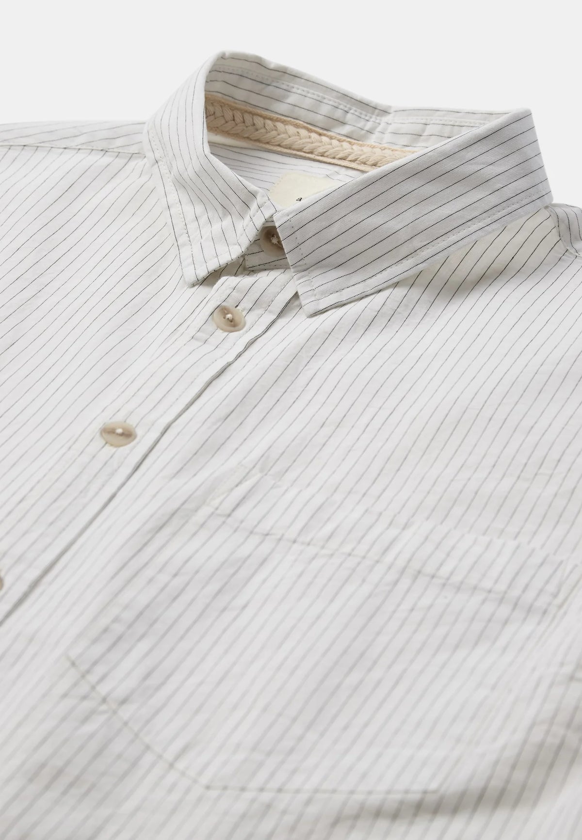 Modello maschile con cappellino nero indossa la Anerkjendt AKOTTO Poplin Stripe LS Shirt Bright White con jeans wide-leg lavaggio medio e sneaker grigie: vista frontale intera con camicia a righe sottili grigio-blu colletto button-down e tasca a toppa sul petto