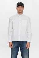 Vista posteriore del modello che indossa la Anerkjendt AKOTTO Poplin Stripe LS Shirt Bright White con jeans wide-leg: zoom sul retro della camicia a righe grigio-blu su fondo bianco avorio con polsini a doppio bottone perlato