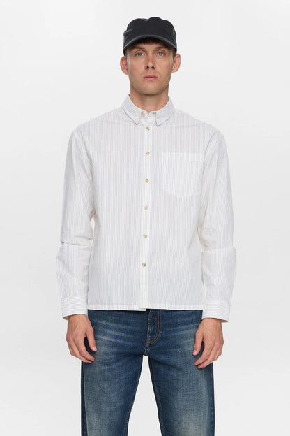 Vista posteriore intera del modello che indossa la Anerkjendt AKOTTO Poplin Stripe LS Shirt Bright White con jeans wide-leg lavaggio medio e scarpe scure: retro della camicia a righe con yoke e piega centrale su sfondo bianco