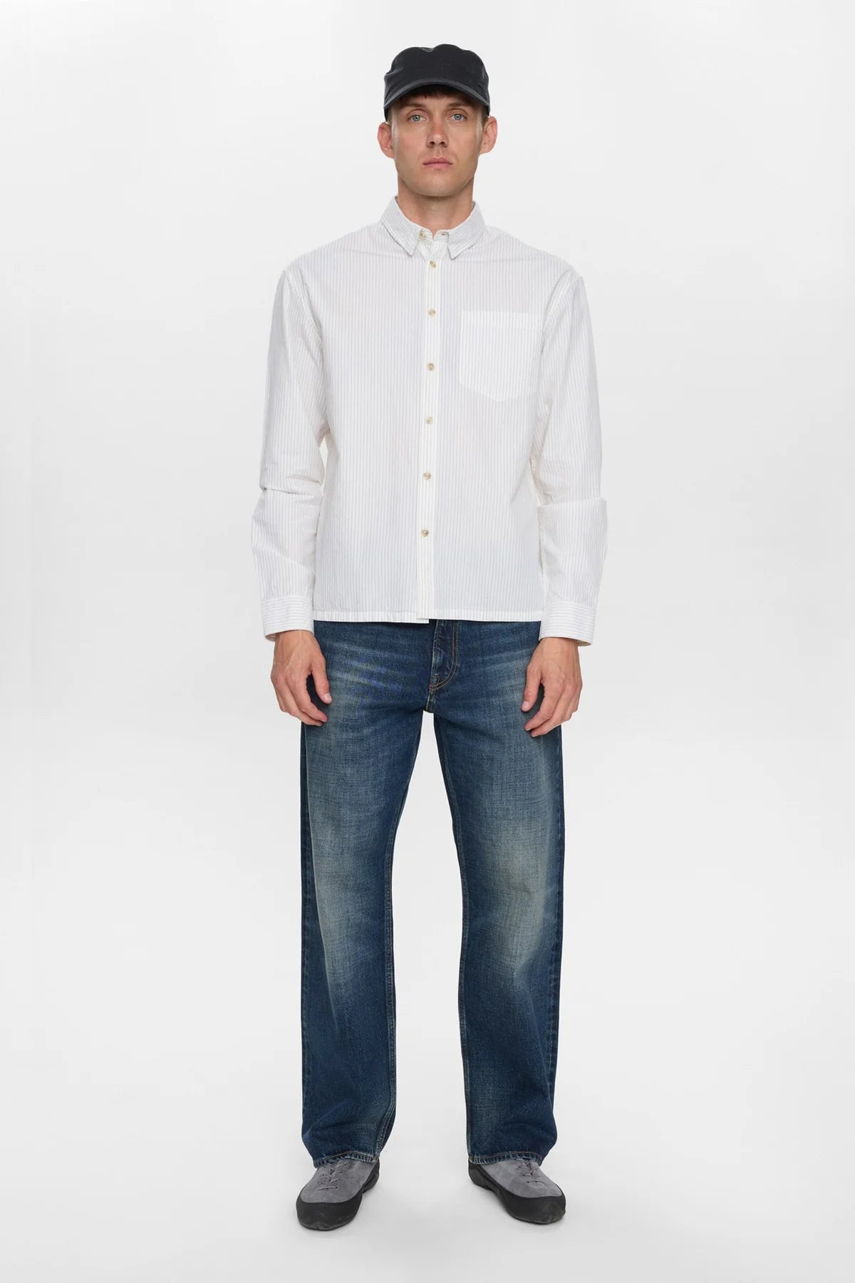 Dettaglio ravvicinato del colletto button-down e della tasca a toppa sul petto della Anerkjendt AKOTTO Poplin Stripe LS Shirt Bright White: primo piano dei bottoni perlati tonali bianchi e del tessuto popeline a righe sottili grigio-blu su fondo bianco avorio
