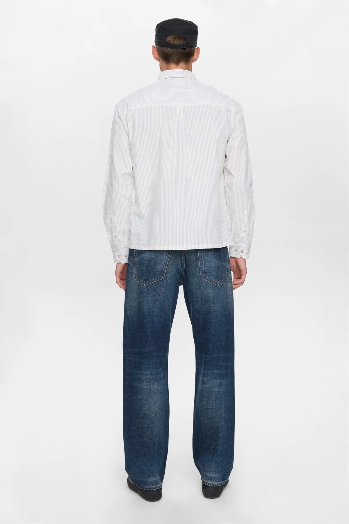 Vista frontale flat lay della Anerkjendt AKOTTO Poplin Stripe LS Shirt in Bright White: camicia uomo a righe verticali sottili grigio su fondo bianco avorio con colletto button-down tasca sul petto e bottoni perlati tonali su sfondo bianco