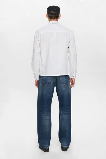 Vista frontale flat lay della Anerkjendt AKOTTO Poplin Stripe LS Shirt in Bright White: camicia uomo a righe verticali sottili grigio su fondo bianco avorio con colletto button-down tasca sul petto e bottoni perlati tonali su sfondo bianco