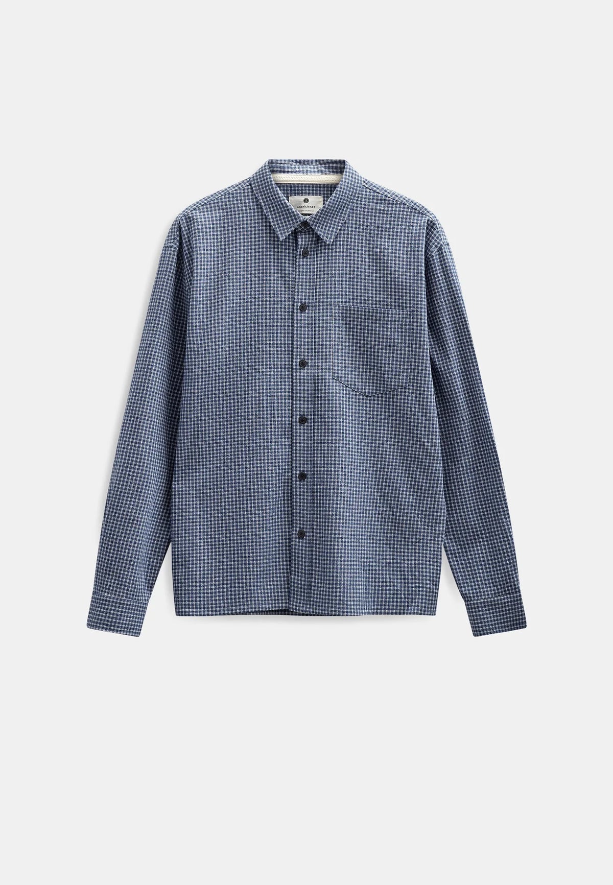 Vista frontale flat lay intera della Anerkjendt AKOTTO Small Check LS Shirt Estate Blue su sfondo bianco: camicia uomo a micro quadri blu navy e bianco con colletto classico button-down tasca a toppa sul petto bottoni scuri e polsini con etichetta Anerkjendt visibile