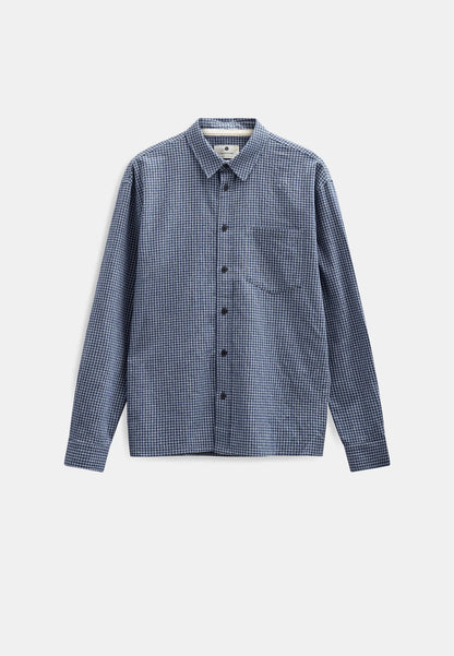 Vista frontale flat lay intera della Anerkjendt AKOTTO Small Check LS Shirt Estate Blue su sfondo bianco: camicia uomo a micro quadri blu navy e bianco con colletto classico button-down tasca a toppa sul petto bottoni scuri e polsini con etichetta Anerkjendt visibile