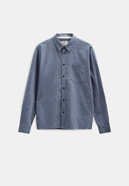 Vista frontale flat lay intera della Anerkjendt AKOTTO Small Check LS Shirt Estate Blue su sfondo bianco: camicia uomo a micro quadri blu navy e bianco con colletto classico button-down tasca a toppa sul petto bottoni scuri e polsini con etichetta Anerkjendt visibile