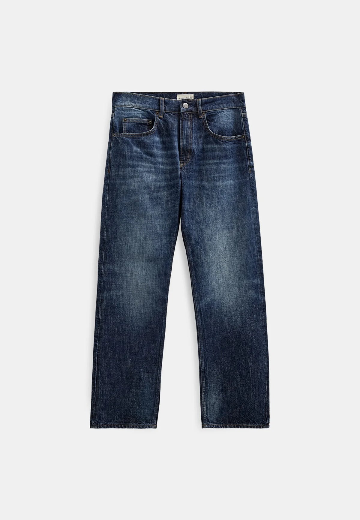 Vista frontale flat lay intera dei jeans Anerkjendt AKJUSTIN 8016 Dark Blue Sky su sfondo bianco: jeans uomo straight fit denim blu scuro con texture jacquard all-over lettera A 5 tasche orlo grezzo e patch etichetta beige Anerkjendt cucita al retro della vita