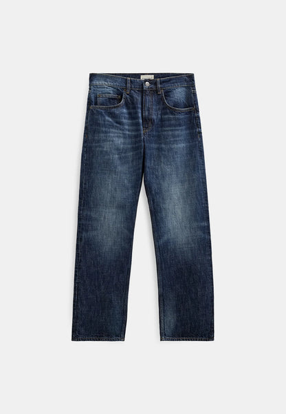 Vista frontale flat lay intera dei jeans Anerkjendt AKJUSTIN 8016 Dark Blue Sky su sfondo bianco: jeans uomo straight fit denim blu scuro con texture jacquard all-over lettera A 5 tasche orlo grezzo e patch etichetta beige Anerkjendt cucita al retro della vita