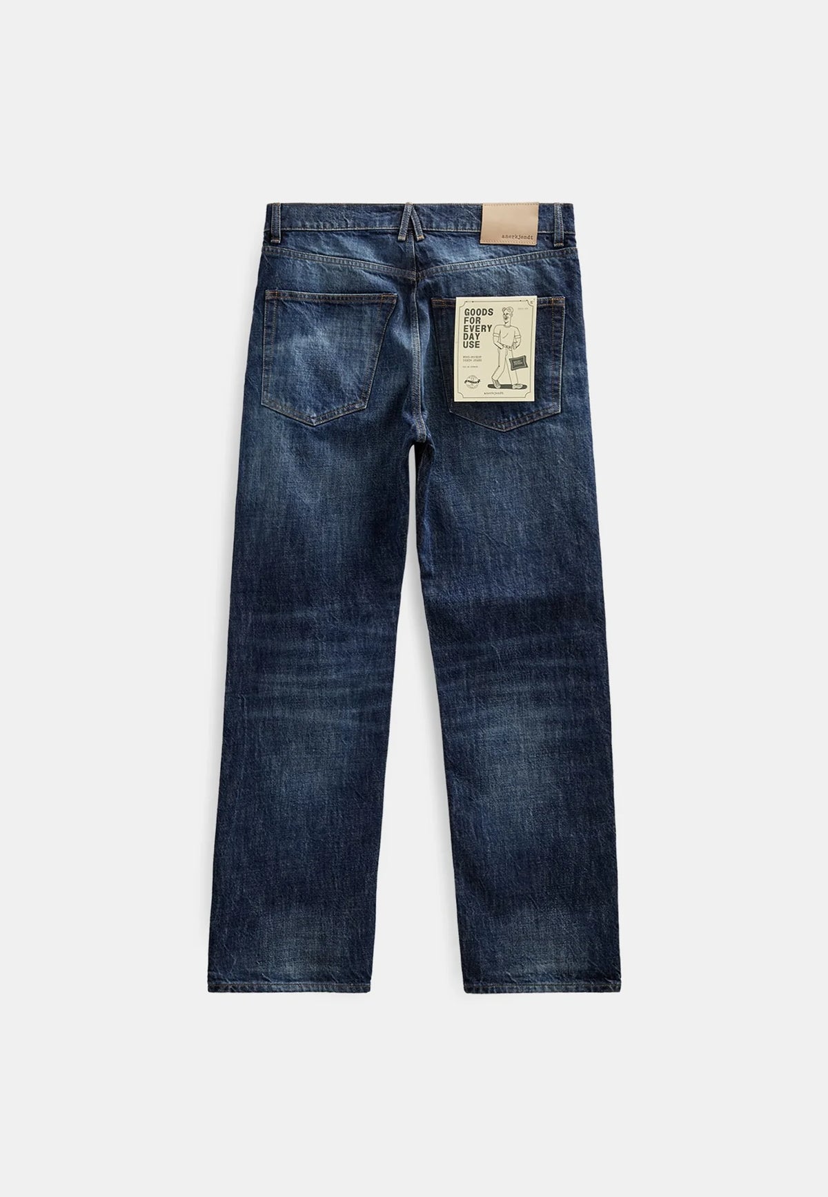 Vista frontale intera del modello che indossa i jeans Anerkjendt AKJUSTIN Dark Blue Sky con t-shirt bianca oversize e sneaker grigie: jeans straight fit blu medio con texture jacquard all-over lettera A e orlo grezzo su sfondo bianco