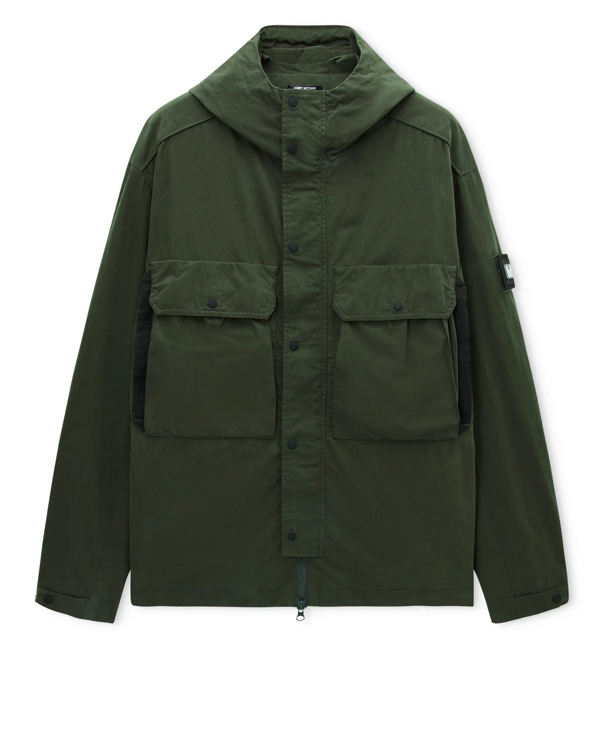 Weekend Offender Caracas Field Jacket Black Forest — flat lay su fondo bianco, dettaglio tasche e badge woven sul manico