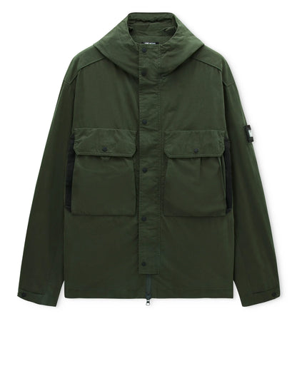 Weekend Offender Caracas Field Jacket Black Forest — flat lay su fondo bianco, dettaglio tasche e badge woven sul manico