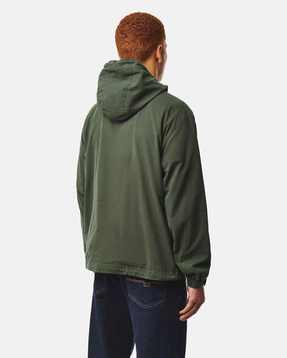 Weekend Offender Caracas Field Jacket Black Forest — vista posteriore su modello, cappuccio e taglio field jacket