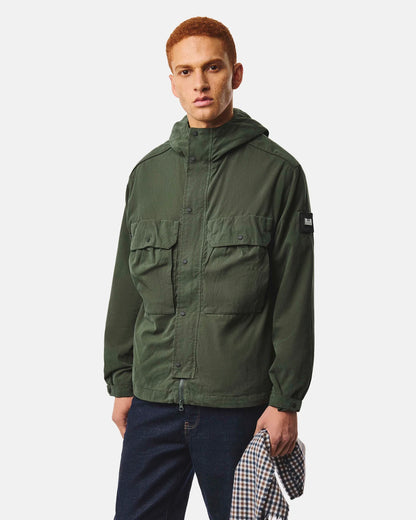 Weekend Offender Caracas Field Jacket Black Forest — vista frontale su modello, 4 tasche cargo e cappuccio strutturato