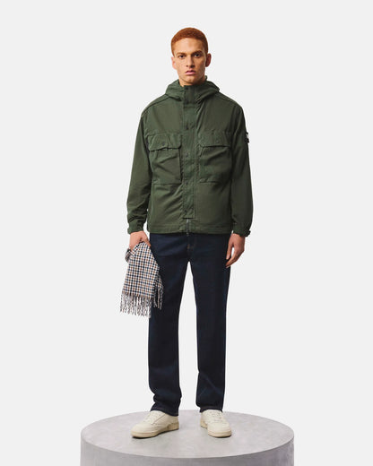 Weekend Offender Caracas Field Jacket Black Forest — look completo su modello con jeans e sneaker, silhouette regular fit